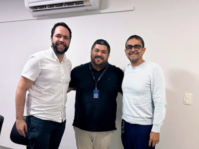 três homens brancos, sendo dois de blusa branca e um de blusa azul